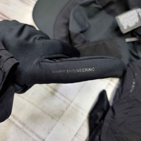 zero cap running hat and weather gloves by On - Picture 8 of 10